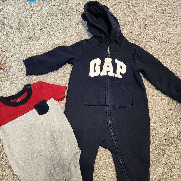 GAP Long sleeve & short sleeve onsie 6-12 Month - Picture 1 of 3